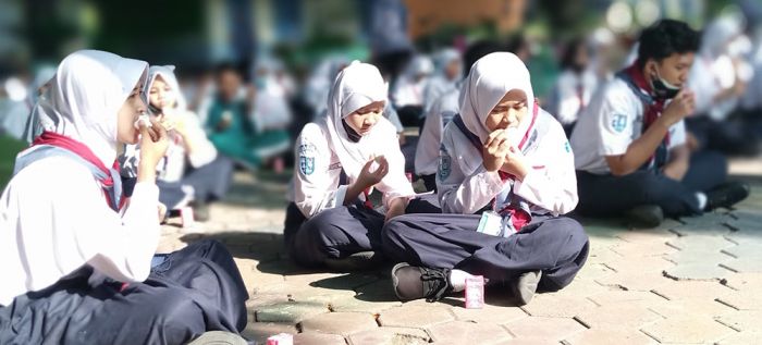 Tingkatkan Imun Pelajar, SMPN 4 Kota Madiun Bagikan Telur dan Susu pada Siswa