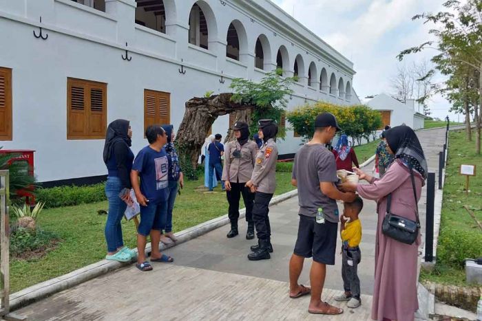 Hadirnya Polwan Diapresiasi Wisatawan Benteng Van Den Bosch Ngawi Hadirnya Polwan Diapresiasi Wisatawan Benteng Van Den Bosch Ngawi