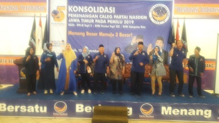 Gus Choi-Elma Theana Semangati Bacaleg Nasdem: Harus Raih Kursi di Tiap Dapil Gus Choi-Elma Theana Semangati Bacaleg Nasdem: Harus Raih Kursi di Tiap Dapil