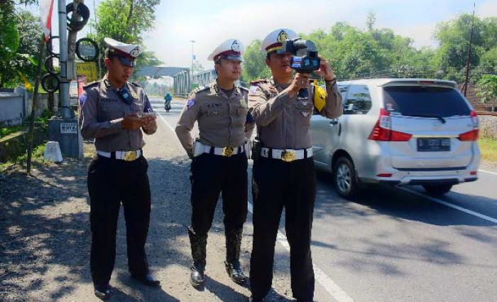Polantas Blitar Gunakan Speed Gun Tilang Pelanggar Batas Kecepatan Polantas Blitar Gunakan Speed Gun Tilang Pelanggar Batas Kecepatan