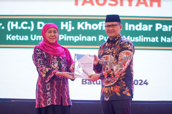 Kofifah Serahkan Buku Konsep Kofifah Serahkan Buku Konsep