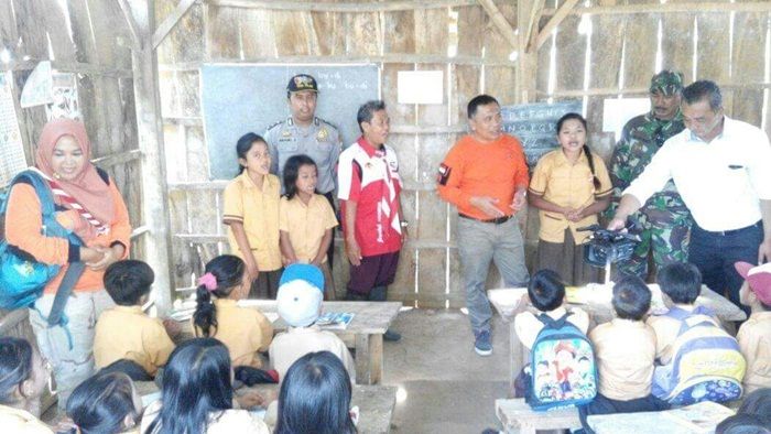 Peduli Pendidikan, Wabup Situbondo Bangun Sekolah Filial Bagi Warga Terpencil Peduli Pendidikan, Wabup Situbondo Bangun Sekolah Filial Bagi Warga Terpencil