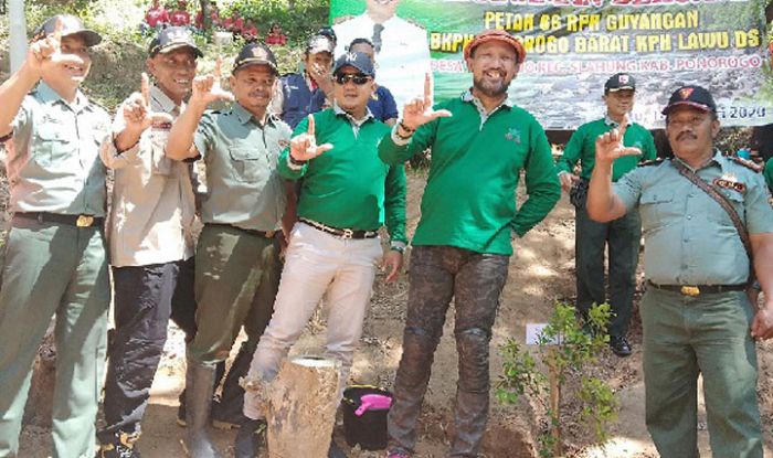 Selamatkan Sumber Mata Air, Bupati Ipong dan Gerak Warog Tanam Ribuan Pohon