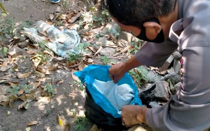 Warga Temukan Bungkusan Mencurigakan, Diduga Kain Kafan Milik Wanita Muda di Jombang yang Raib Warga Temukan Bungkusan Mencurigakan, Diduga Kain Kafan Milik Wanita Muda di Jombang yang Raib
