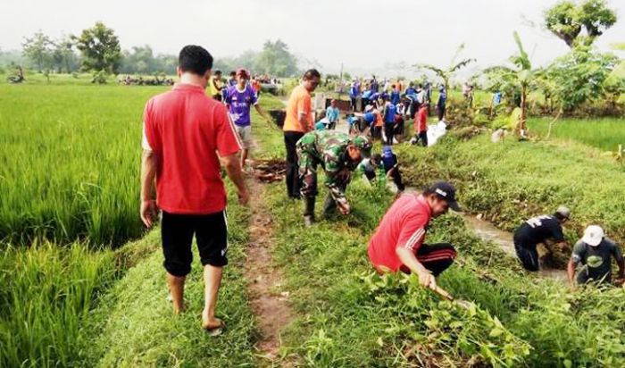 Antisipasi Banjir, Babinsa Kodim Madiun Ajak Warga Kerja Bakti Bersihkan Sungai