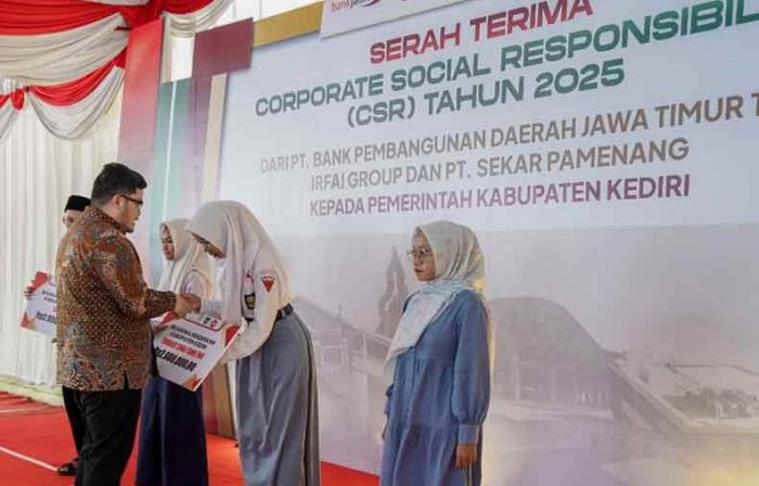 Dorong Pelajar SMA Boarding School Masuk PTN, Pemkab Kediri Beri Fasilitas Laptop untuk Para Siswi