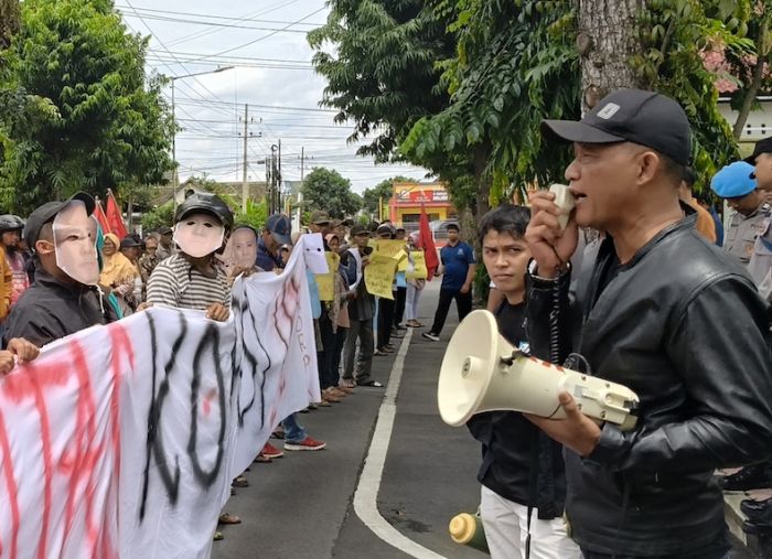 Aktivis Antikorupsi Blitar Geruduk 2 Kejari, Desak Usut Aktor Kunci Kasus Rasuah Aktivis Antikorupsi Blitar Geruduk 2 Kejari, Desak Usut Aktor Kunci Kasus Rasuah