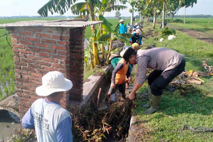 Antisipasi Banjir, Anggota Polsek Ngawi Gelar Kerja Bakti Bersama Warga Antisipasi Banjir, Anggota Polsek Ngawi Gelar Kerja Bakti Bersama Warga