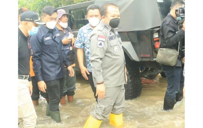 Banjir di Jember, Bupati Hendy Tinjau dan Serahkan Bantuan