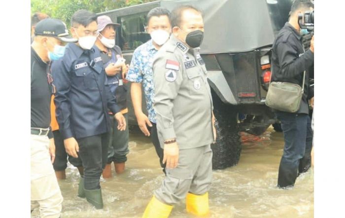 Banjir di Jember, Bupati Hendy Tinjau dan Serahkan Bantuan Banjir di Jember, Bupati Hendy Tinjau dan Serahkan Bantuan