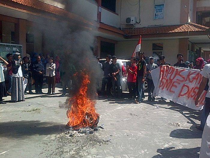 Mahasiswa STAIN Kediri Demo Tuntut Mundur Dosen Arogan Mahasiswa STAIN Kediri Demo Tuntut Mundur Dosen Arogan