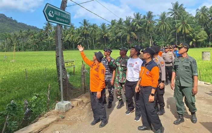Siaga Tsunami Pantai Selatan, BPBD Gandeng Masyarakat Susuri Jalur Evakuasi Pantai Konang Trenggalek Siaga Tsunami Pantai Selatan, BPBD Gandeng Masyarakat Susuri Jalur Evakuasi Pantai Konang Trenggalek