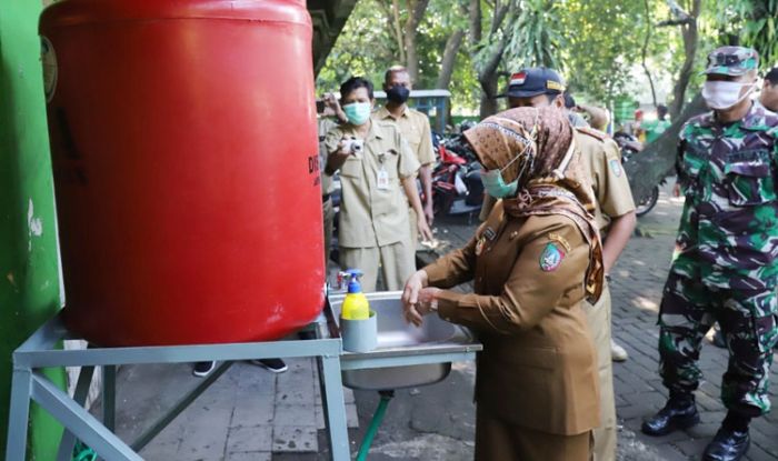 Bupati Jombang Serahkan Tandon Air dan Bagikan Masker di Pasar Pon