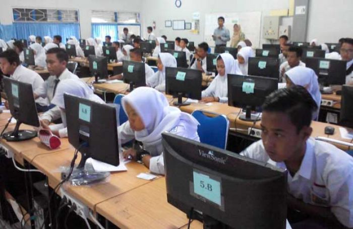 Hari Pertama UN SLTP di Gresik Berjalan Lancar Hari Pertama UN SLTP di Gresik Berjalan Lancar