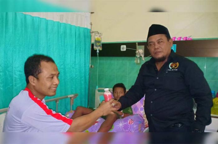 Peringati HPN, Wartawan Blitar Bagi-bagi Jus Jambu ke Penderita Demam Berdarah Peringati HPN, Wartawan Blitar Bagi-bagi Jus Jambu ke Penderita Demam Berdarah
