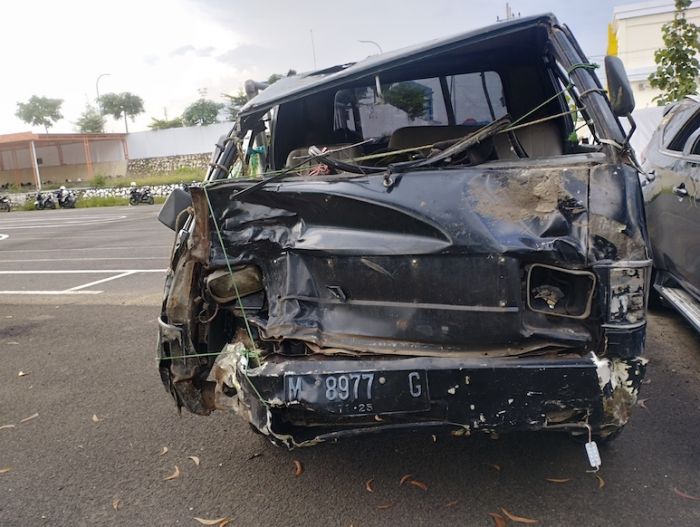Adu Banteng Pick Up Vs. Motor di Raya Pakong Pamekasan, Dua Orang Tewas Adu Banteng Pick Up Vs. Motor di Raya Pakong Pamekasan, Dua Orang Tewas