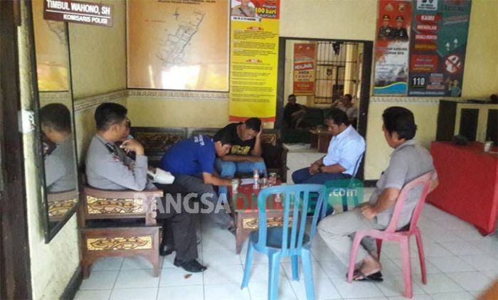 Guru TK Diduga Selingkuh, Digerebek Warga di Rumah Kasi Sarpras PAUD Dispendik Pasuruan Guru TK Diduga Selingkuh, Digerebek Warga di Rumah Kasi Sarpras PAUD Dispendik Pasuruan