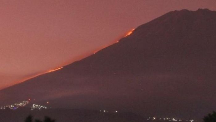 44 Pendaki Dievakuasi Akibat Kebakaran Gunung Sumbing, Jalur Pendakian Ditutup Sementara