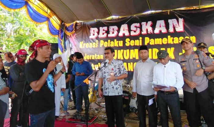 Ratusan Penggiat Seni Demo Kantor Pemkab Pamekasan, Sampaikan 7 Tuntuan Ratusan Penggiat Seni Demo Kantor Pemkab Pamekasan, Sampaikan 7 Tuntuan