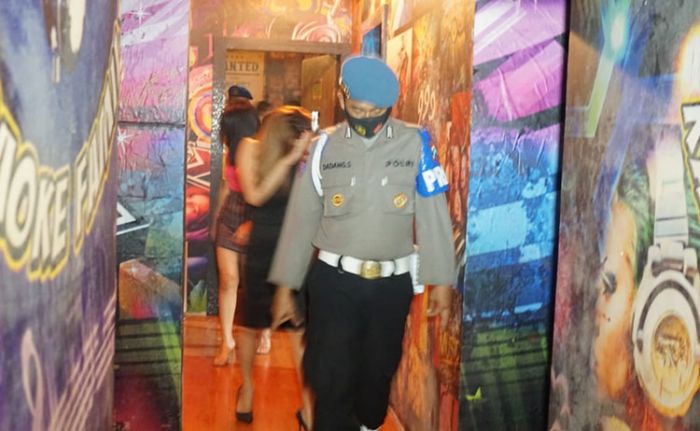 Operasi Tempat Hiburan Malam di Kota Blitar, Polisi Temukan Miras Ilegal di Tempat Karaoke Operasi Tempat Hiburan Malam di Kota Blitar, Polisi Temukan Miras Ilegal di Tempat Karaoke