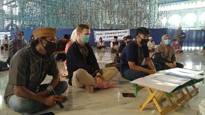 Bule Australia dan Empat Muallaf Ikrar Syahadat di Masjid Al-Akbar Surabaya Bule Australia dan Empat Muallaf Ikrar Syahadat di Masjid Al-Akbar Surabaya