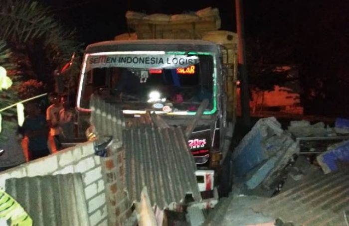 ​Serangan Jantung, Sopir Truk di Tuban Meninggal dan Tabrak Rumah Warga