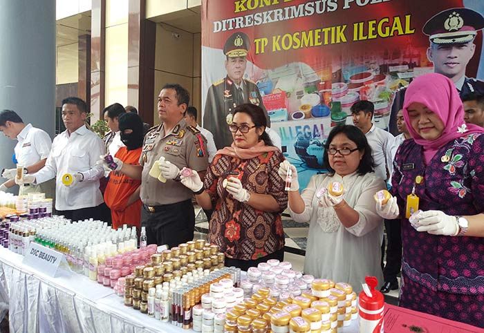 Endorse 6 Artis Terkenal untuk Pasarkan Kosmetik Ilegal, Warga Kediri Raup Ratusan Juta Endorse 6 Artis Terkenal untuk Pasarkan Kosmetik Ilegal, Warga Kediri Raup Ratusan Juta