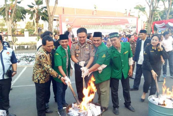 GP Ansor Surabaya Bersama Polisi Musnahkan Narkoba dan Miras
