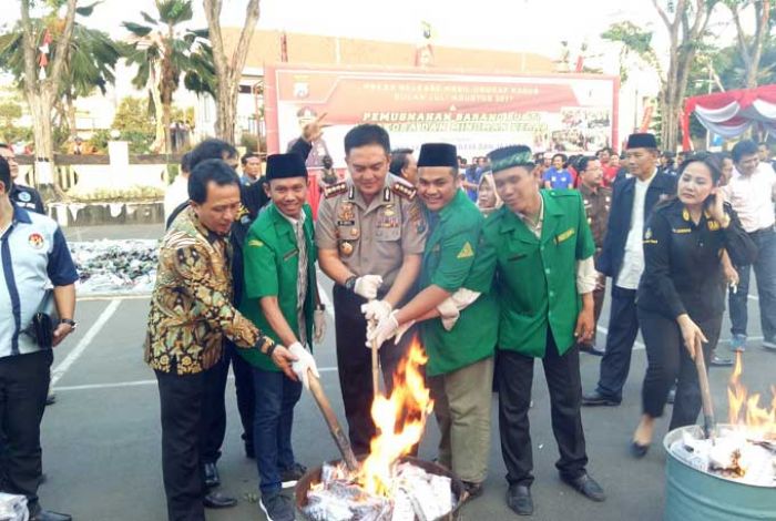 GP Ansor Surabaya Bersama Polisi Musnahkan Narkoba dan Miras GP Ansor Surabaya Bersama Polisi Musnahkan Narkoba dan Miras