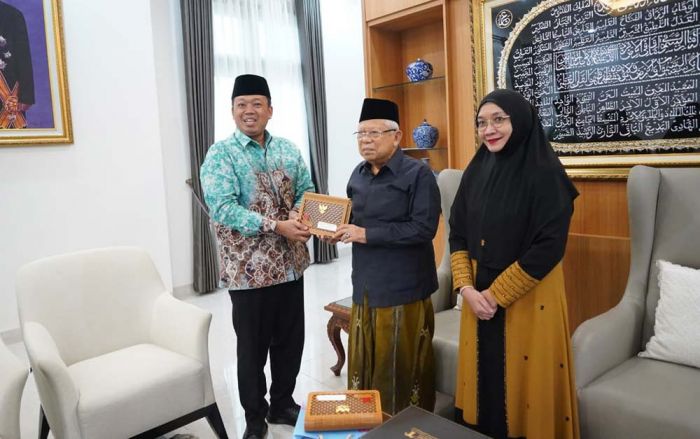 Menteri Nusron Antar Undangan Upacara HUT ke-80 Kemerdekaan RI untuk Wapres ke-13 KH. Ma