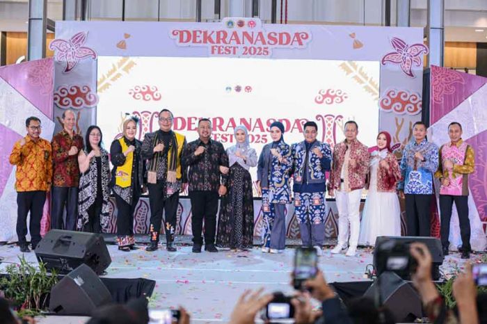 Bupati, Wabup dan Ketua DPRD Gresik Peragakan Busana di Dekranasda Fest 2025 Bupati, Wabup dan Ketua DPRD Gresik Peragakan Busana di Dekranasda Fest 2025