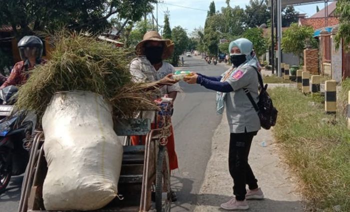 PPKM Darurat, IWO PD Pamekasan Gelar Bagi-Bagi Makanan dan Vitamin untuk Warga Terdampak