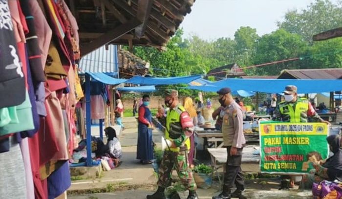 Cegah dan Putus Penyebaran Covid-19, TNI-Polri di Ngawi Sosialisasi Prokes di Pasar Tradisional Cegah dan Putus Penyebaran Covid-19, TNI-Polri di Ngawi Sosialisasi Prokes di Pasar Tradisional