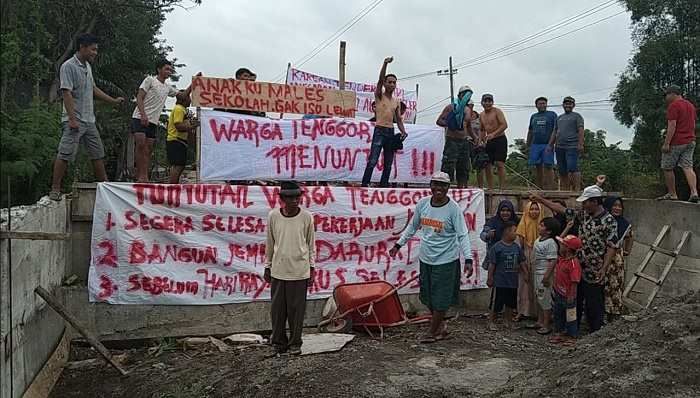 Warga Tenggor Gresik Demo Proyek Jembatan Mandek, ini Jawaban Kabid Bina Marga Warga Tenggor Gresik Demo Proyek Jembatan Mandek, ini Jawaban Kabid Bina Marga
