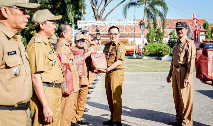 Bupati Pamekasan Bagikan Ribuan Bendera Merah Putih untuk Masyarakat, ini Harapannya