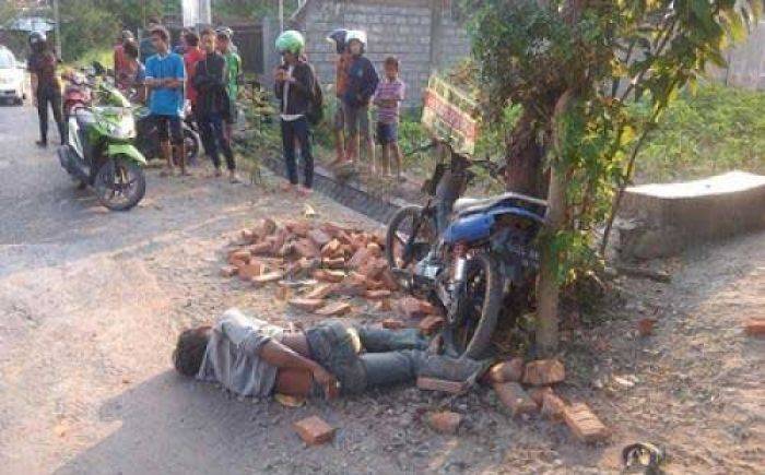 Mabuk, Pria di Kediri Terjang Tumpukan Bata, Dibiarkan Warga Mabuk, Pria di Kediri Terjang Tumpukan Bata, Dibiarkan Warga