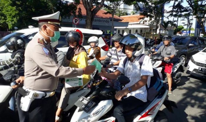 Polres Pamekasan Bagi-bagi Masker dan Hand Sanitizer Gratis kepada Pengendara