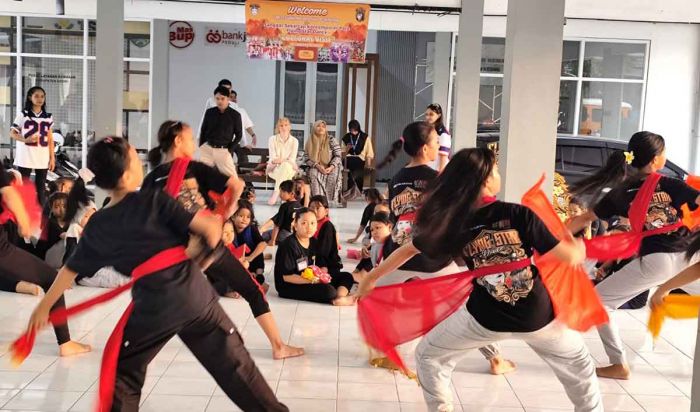 Wisatawan Asing Terpesona Tarian Tradisional di Garasi UMKM Pare Kediri