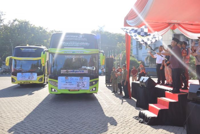 Bupati Gresik Berangkatkan Mudik Gratis ke 19 Tujuan Wilayah Jatim