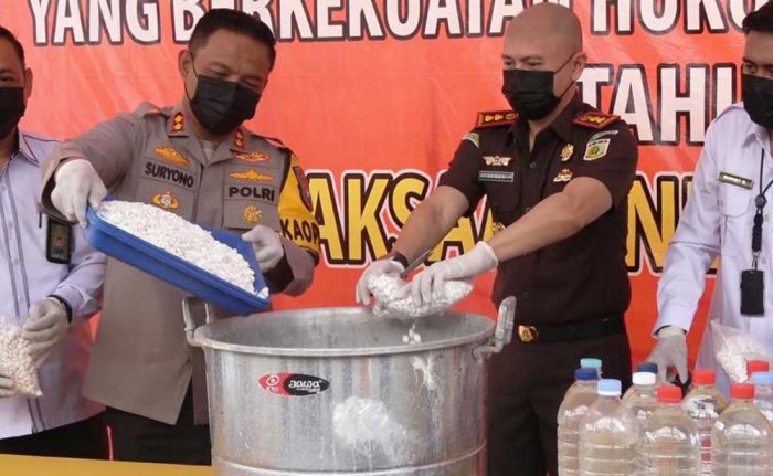 Kejari Tuban Musnahkan Berbagai BB dari Kasus Pidana Inkracht Periode Januari-Juni 2024 Kejari Tuban Musnahkan Berbagai BB dari Kasus Pidana Inkracht Periode Januari-Juni 2024