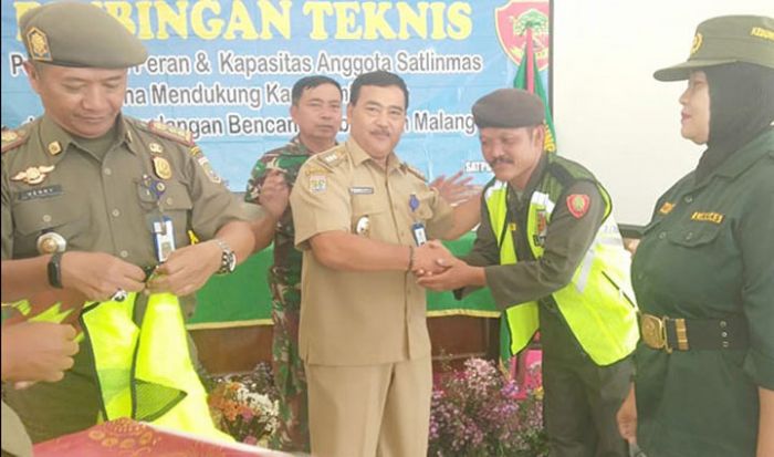 Tambah Semangat Tugas Linmas, Camat Donomulyo Bagikan Rompi