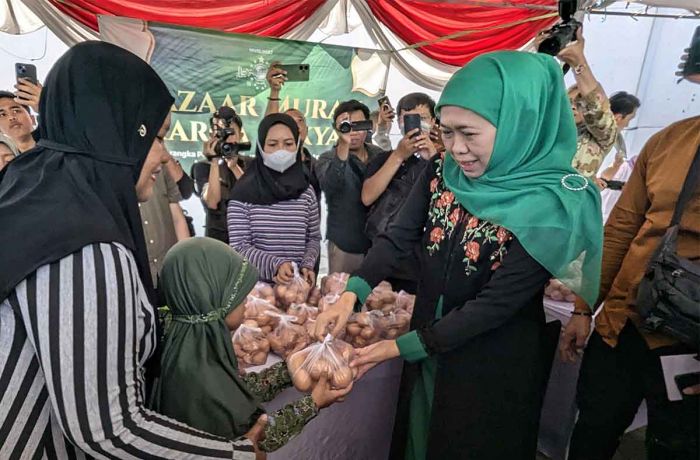 Ringankan Beban Ekonomi Masyarakat, Khofifah dan Muslimat NU Gelar Pasar Murah di Situbondo Ringankan Beban Ekonomi Masyarakat, Khofifah dan Muslimat NU Gelar Pasar Murah di Situbondo