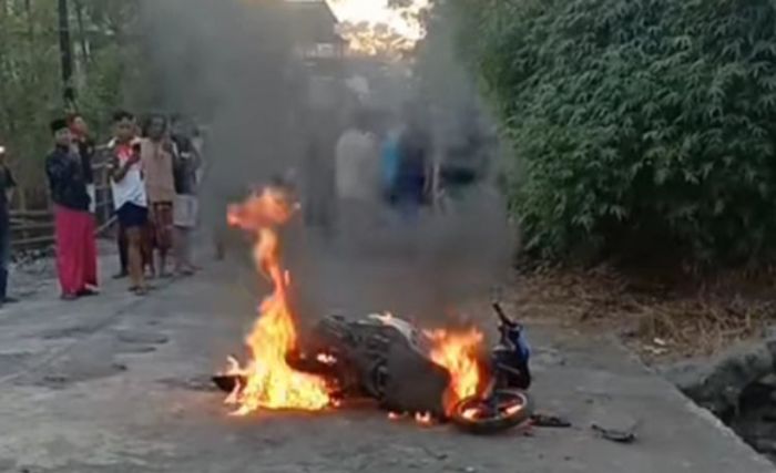 Kepergok Saat Beraksi, Motor Pencuri Kotak Amal di Probolinggo Dibakar Massa, Pelaku Babak Belur Kepergok Saat Beraksi, Motor Pencuri Kotak Amal di Probolinggo Dibakar Massa, Pelaku Babak Belur