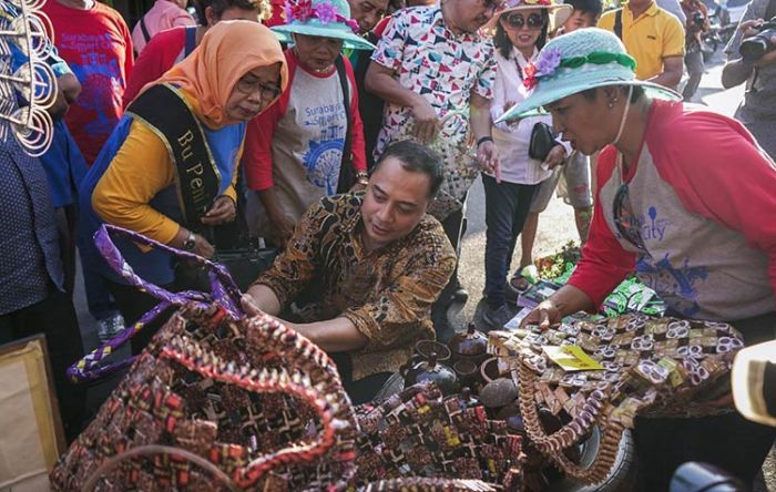 Komitmen Sejahterakan Warga, Pemkot Surabaya Wajibkan OPD Beli Produk Olahan UMKM Komitmen Sejahterakan Warga, Pemkot Surabaya Wajibkan OPD Beli Produk Olahan UMKM