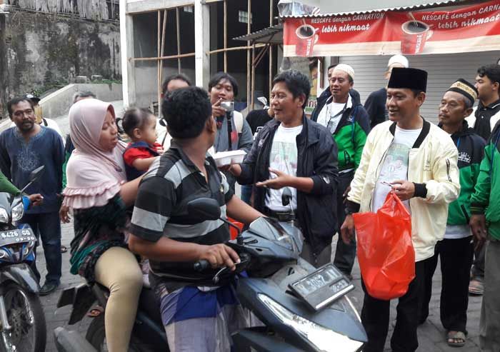 Awali Ramadan, RGS Buka Puasa dengan Peziarah Makam Sunan Giri Awali Ramadan, RGS Buka Puasa dengan Peziarah Makam Sunan Giri