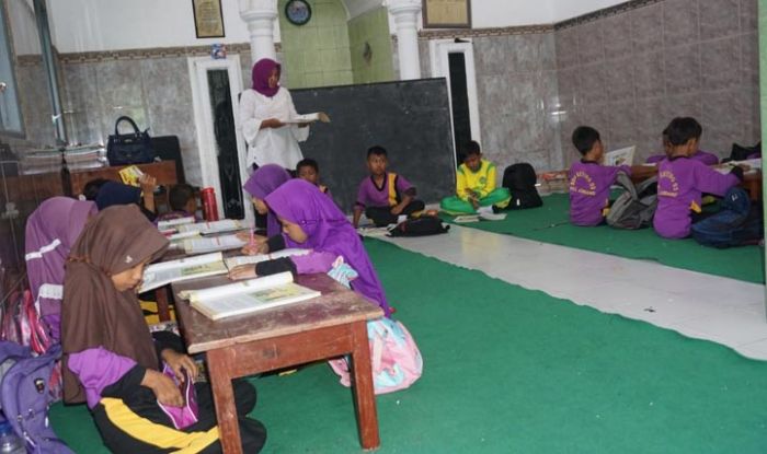 Pasca Ruang Kelas Ambruk, Siswa SDN Keting 02 Jember Masih Belajar di Musala Pasca Ruang Kelas Ambruk, Siswa SDN Keting 02 Jember Masih Belajar di Musala
