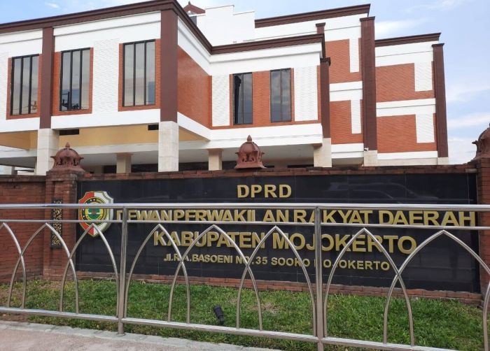 Hartono dari Fraksi PDIP Resmi Jabat Wakil Ketua DPRD Kabupaten Mojokerto 2024-2029 Hartono dari Fraksi PDIP Resmi Jabat Wakil Ketua DPRD Kabupaten Mojokerto 2024-2029