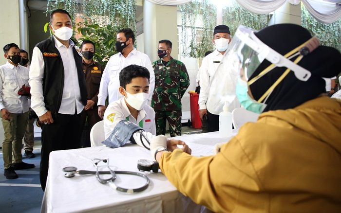 Gelaran Vaksinasi Massal Pelajar Serentak se-Indonesia Turut Dipantau Presiden Jokowi Gelaran Vaksinasi Massal Pelajar Serentak se-Indonesia Turut Dipantau Presiden Jokowi