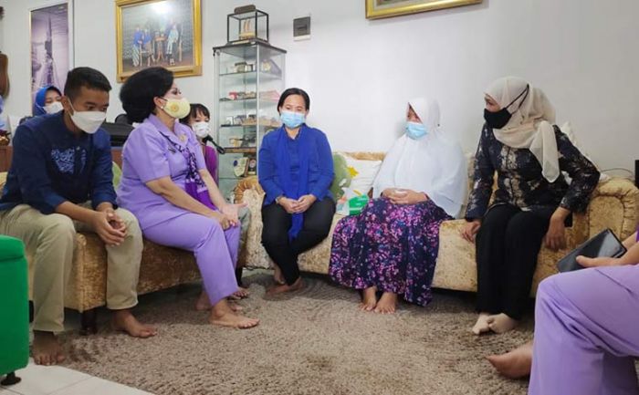 Kunjungi Keluarga Korban KRI Nanggala 402, Gubernur Khofifah Sampaikan Dukacita Mendalam Kunjungi Keluarga Korban KRI Nanggala 402, Gubernur Khofifah Sampaikan Dukacita Mendalam