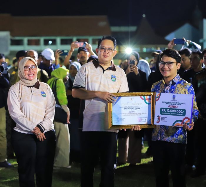 Pj Adhy Karyono Serahkan Hadiah Sayembara Logo di Kick-Off Rangkaian Hari Jadi ke-79 Jatim Pj Adhy Karyono Serahkan Hadiah Sayembara Logo di Kick-Off Rangkaian Hari Jadi ke-79 Jatim